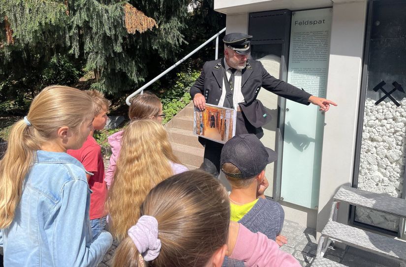 Andreas Kawka, Steiger des neuen Kaolin-Bergwerkes in Seilitz, erklärt den Hortkindern der Questenberg Grundschule, wie der Porzellan-Rohstoff im Meißner Umland abgebaut wird.