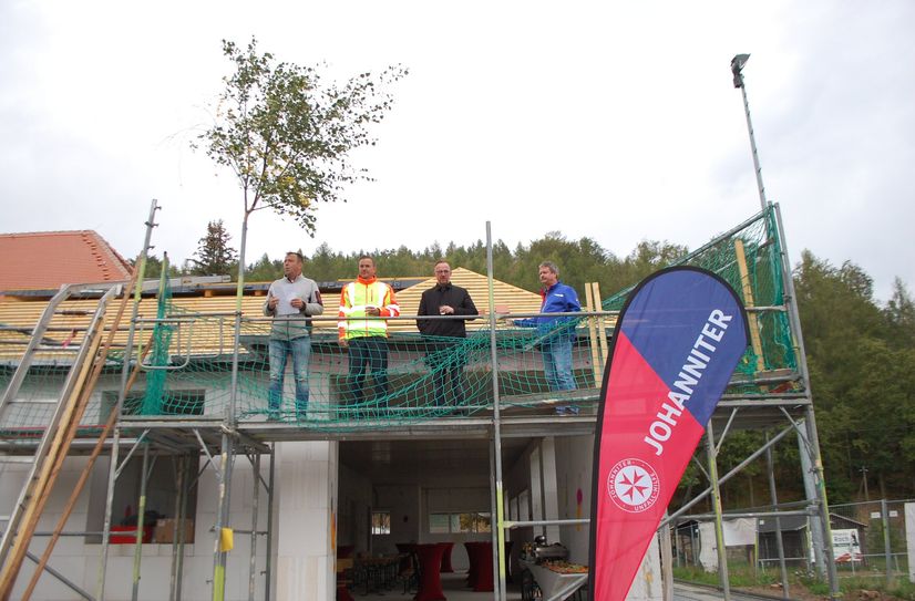 André Kurth von Holzbau & Montage André Kurth, Bürgermeister Thomas Peters, Denis Papperitz, Regionalvorstand Johanniter-Unfall-Hilfe e.V. und Bauleiter Henrik Schulze (v. l. n. r.) bei der Richtfest-Zeremonie.