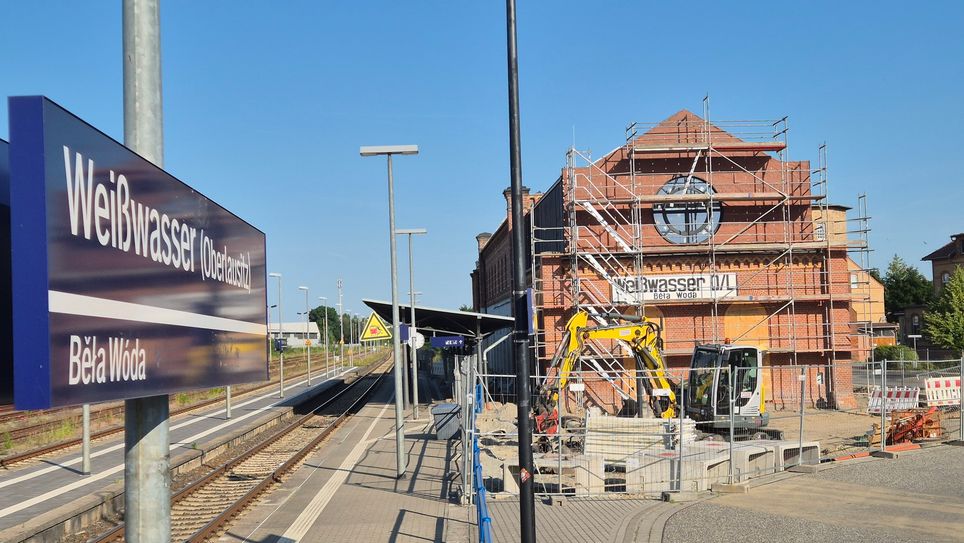 Der sanierte Bahnhof sollte eigentlich das »Tor zur Stadt und Region« werden. Aber das Tor bleibt zu. Bauverzögerungen machen eine feierliche Eröffnung zum 90-jährigen Stadtjubiläum Ende August unmöglich.