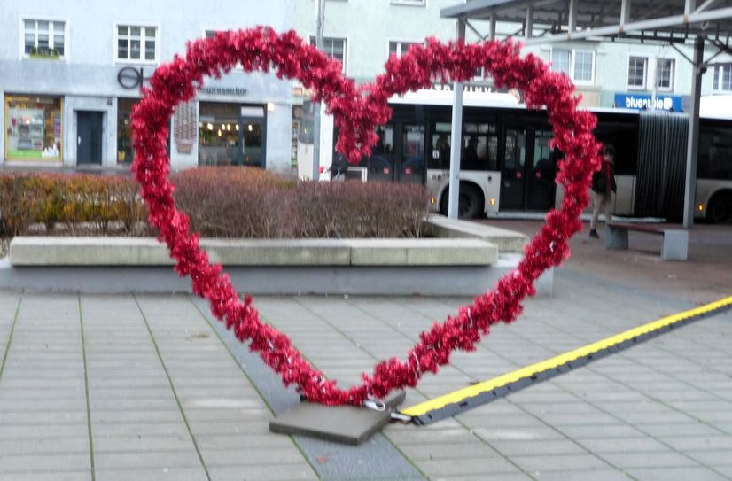 Das rote, leuchtende Herz stimmt in Decin auf die Vorweihnachtszeit ein.