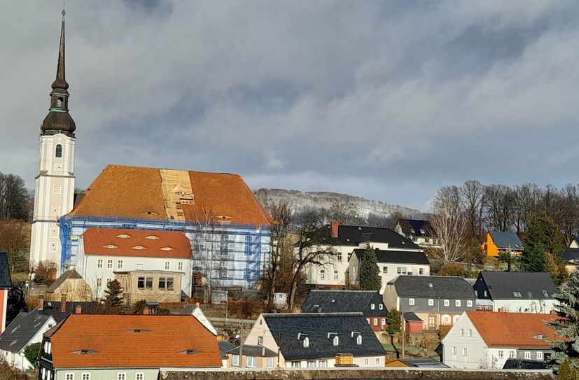 25 Prozent der 1610 Quadratmetergroßen Dachfläche in Cunewalde sind bereits fertig.