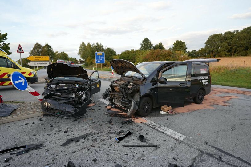 Die beiden verunfallten Autos kamen im Kreuzungsbereich zum Stehen.