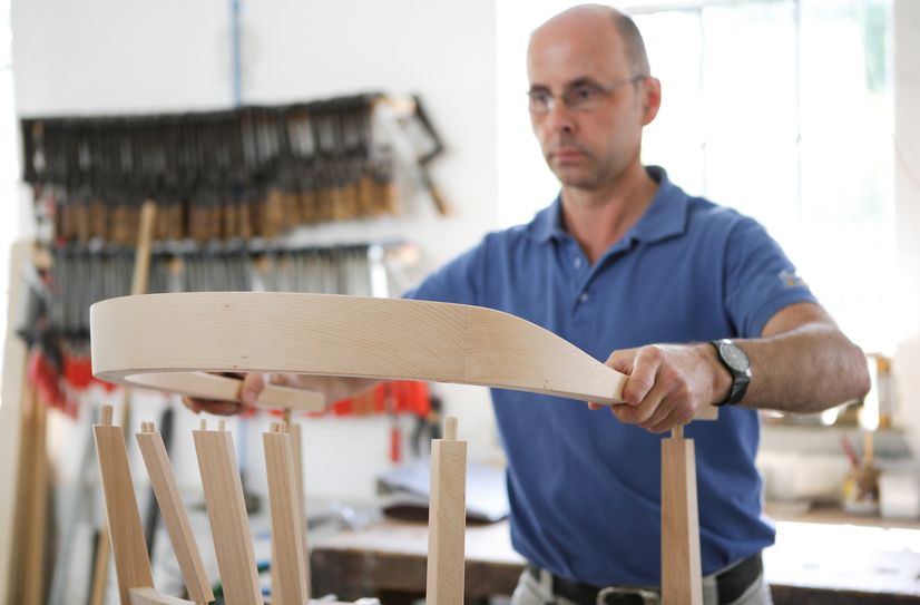Stuhlbauer zeigen im Stuhlbaumuseum Rabenau ihr Handwerk.