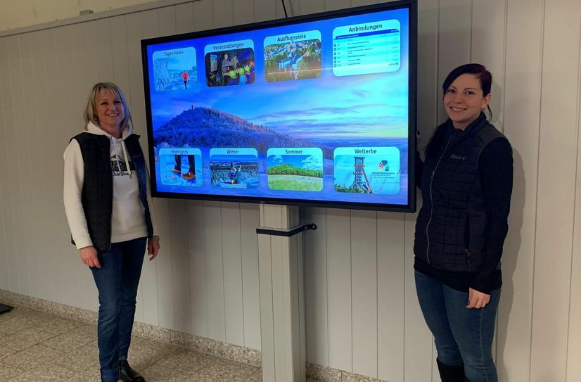 Interaktiv und benutzerfreundlich können sich Besucher an den digitalen Bildschirmen über die Urlaubsregion Altenberg informieren.