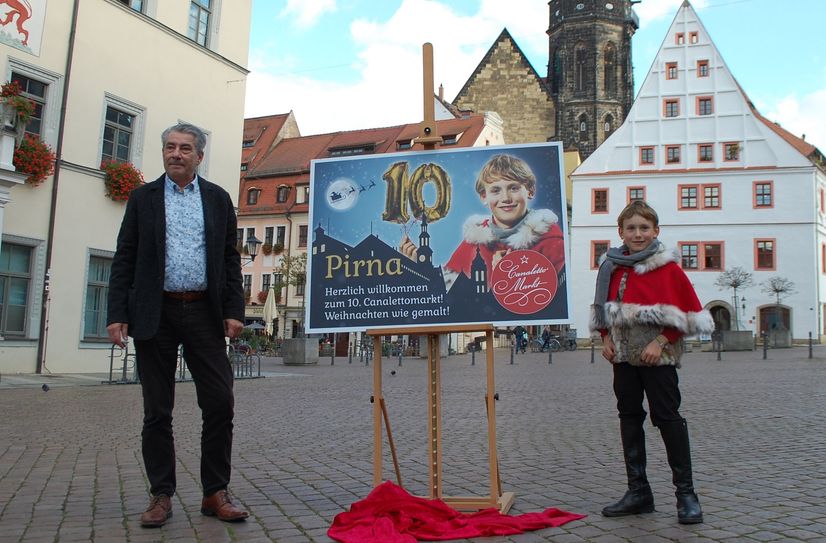 Das neue Pirnaer Weihnachtskind Richard bei der gemeinsamen Enthüllung  des offiziellen Plakates mit Oberbürgermeister Tim Lochner.