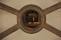 Die Schlusssteine im Meißner Dom werden für die Vorbereitung und den geplanten Einbbau der neuen energiesparenden Beleuchtung geöffnet. Dies gibt besondere Einblicke frei.