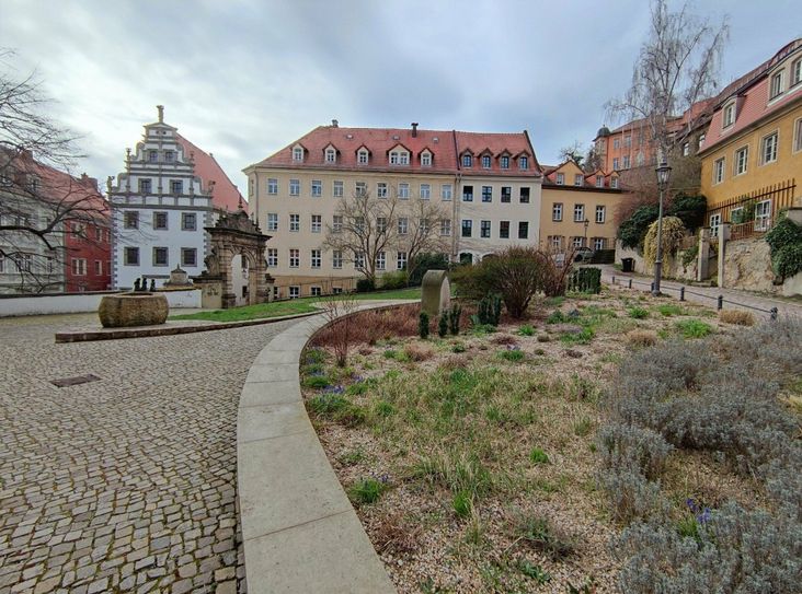 Platz hinter der Frauenkirche in Meißen.