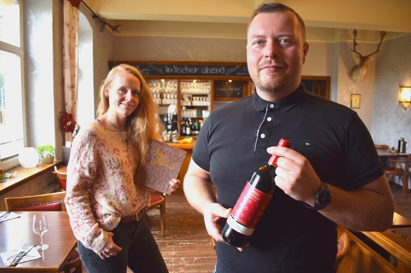 Martin und Cathleen Wunde aus Putzkau betreiben den beliebten Jägerhof im Ort. Sie hoffen weiterhin auf einen gesenkten Steuersatz für Ihre Gäste. Sollte die Mehrwertsteuererhöhung doch kommen, müssen auch sie - wie jeder andere Gastronom - die Preise anpassen.