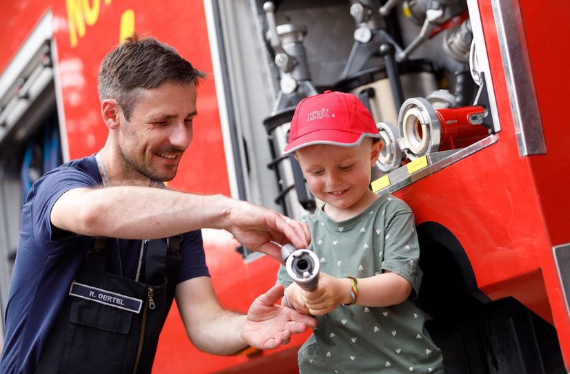 Schon die jüngsten Besucher zeigten sich von der Technik der Feuerwehrfahrzeuge begeistert.