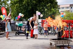 Zum Feuerwehrfest durften auch die Jüngsten unter fachkundiger Anleitung schon ein kleines Feuer löschen.