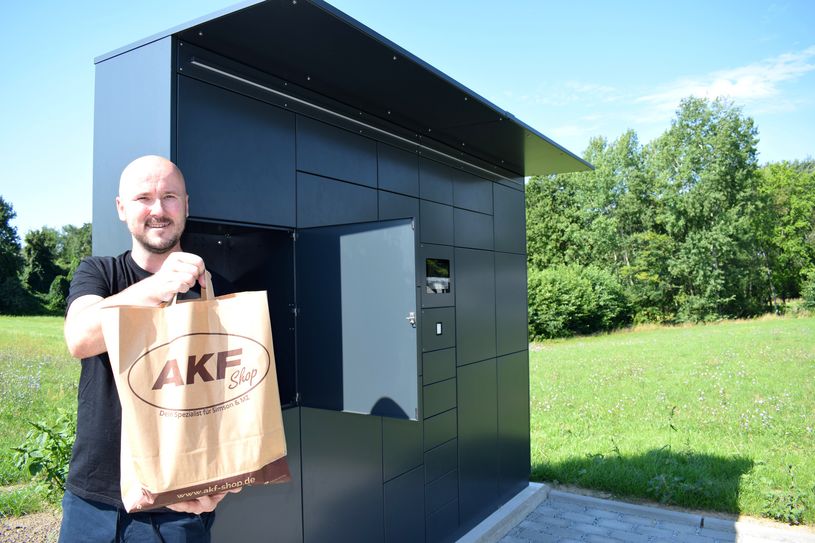 Prokurist André Koch steht vor der neuen Packstation bei AKF, die bei den Kunden bisher positiv angenommen wird.