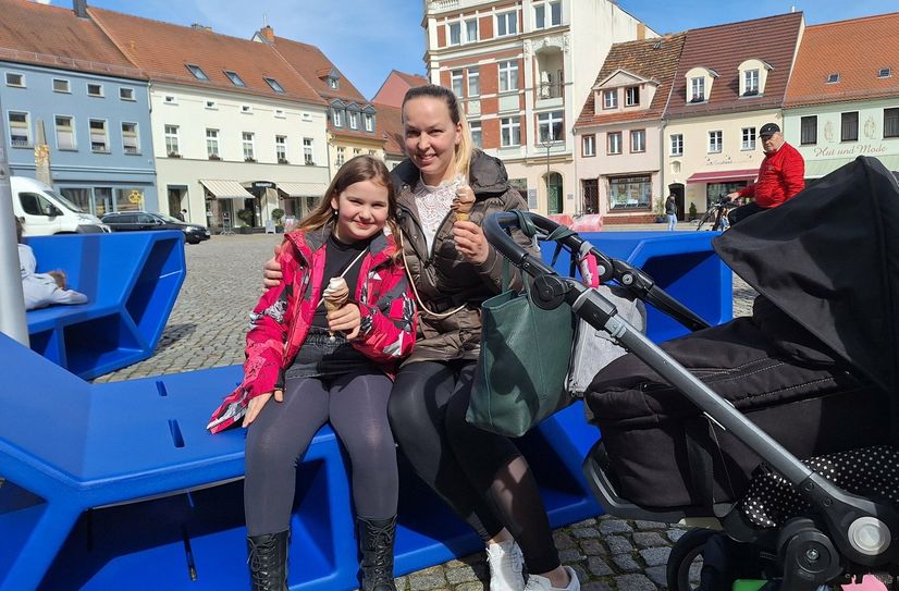 Die Sonne lacht, das Eis schmeckt: Zu den allerersten Testern der neuen Loungemöbel auf dem Markt gehören Filia und ihre Mutter Johanna.