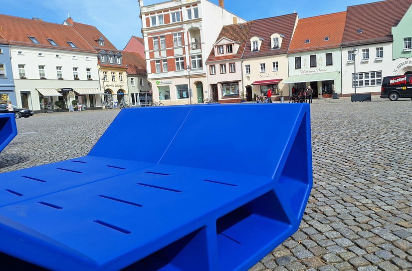 Neue Optik, neue Wohlfühlatmosphäre auf dem Markt in Senftenberg. Passend zum nahen See dominiert jetzt die Farbe blau auf dem Markt. Den Senftenbergern gefällt`s.