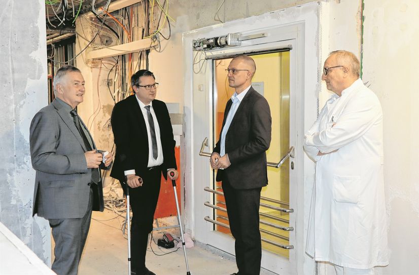 Verwaltungsdirektor des Elblandklinikums Riesa Peter Zeidler, Vorstand der Elblandkliniken-Gruppe Rainer Zugehör, Meißner Landrat Ralf Hänsel und Dr. med. Jörg Kotsch, Chefarzt der Klinik für Frauenheilkunde und Geburtshilfe in Riesa (v.l.n.r.).  Foto: pm