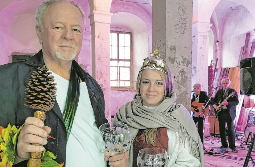 Bacchus und die Ortsweinkönigin Michelle laden zur 1. Glühweinmeile ein.  Foto: Archiv
