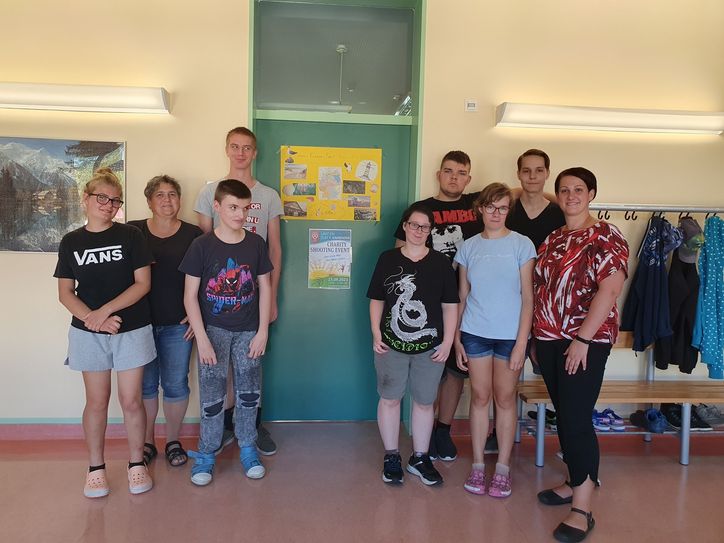 Die Werkstufenklasse 3 der Bönisch-Förderschule Kamenz mit Klassenleiterin Frau Nollau und Schulleiterin Frau Pietsch.  Foto: Bönisch-Förderschule Kamenz