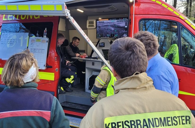 Die Erfahrungen aus der Zusammenarbeit der Feuerwehren der Sächsischen Schweiz und der Nationalpark- und Forstverwaltung bei einem Waldbrand am 2. April 2024 bei Waitzdorf wurden bei der aktuellen Übung vertieft.