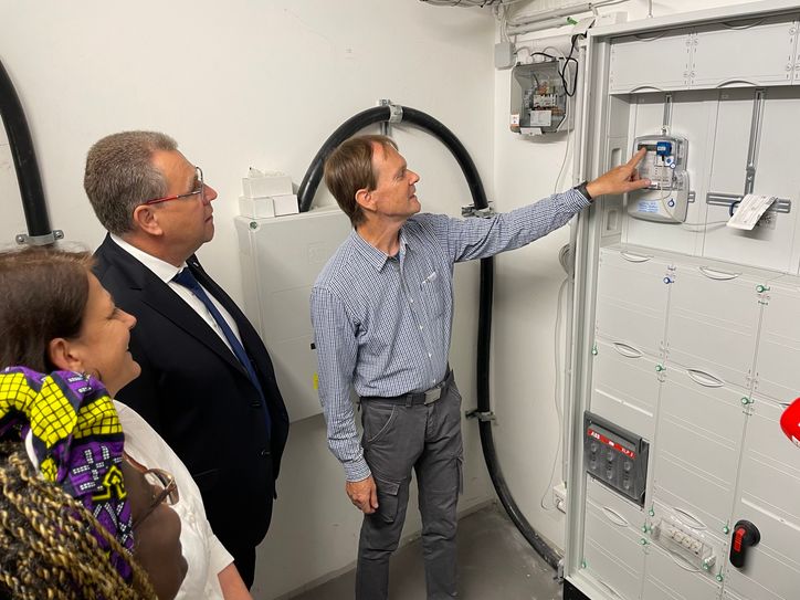 Infrastrukturminister Rainer Genilke hat sich kürzlich an der Spreeschule über das Cottbuser Energiemonitoring im Rahmen der Smart City informiert.