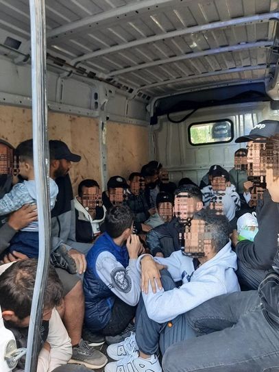 Dicht zusammengedrängt und auf der Ladefläche eines Transporters, so werden immer mehr Menschen illegal  ins Land gebracht.