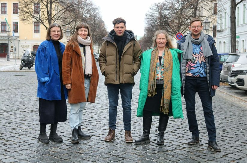 Förderpreisträgerin Ina Weise, Juliane Hanka (Literatur JETZT!), Kunstpreisträger Christian Friedel, Maike Beier und Helge Pfannenschmidt (Förderpreisträger Literatur JETZT!, v.l.n.r.).  Foto: Diana Petters