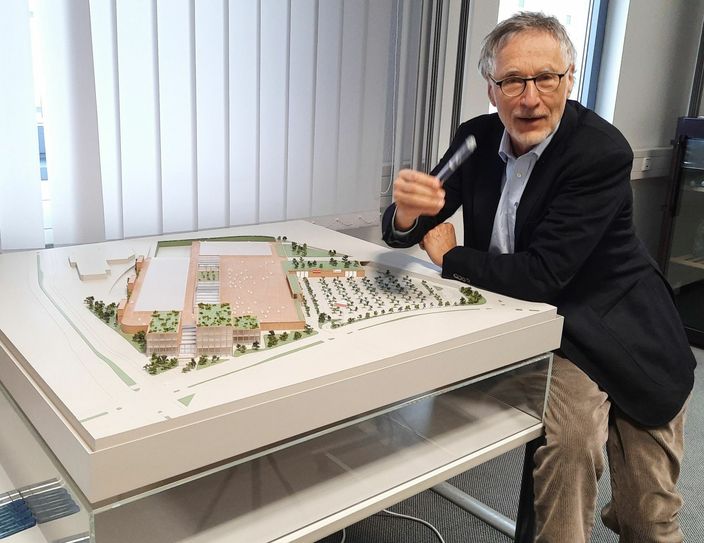 Kurt Krieger vor seinem Modell des neuen Kaufpark. Foto: Pönisch
