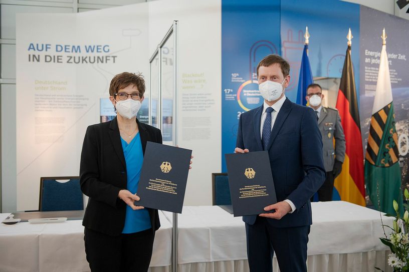 Bundesverteidigungsministerin Annegret Kramp-Karrenbauer und Ministerpräsident Michael Kretschmer unterzeichneten im Kraftwerk Boxberg eine Absichtserklärung für einen Beitrag der Bundeswehr bei der Bewältigung des Strukturwandels im sächsischen Braunkohlerevier in der Lausitz. Foto: Pawel Sosnowski