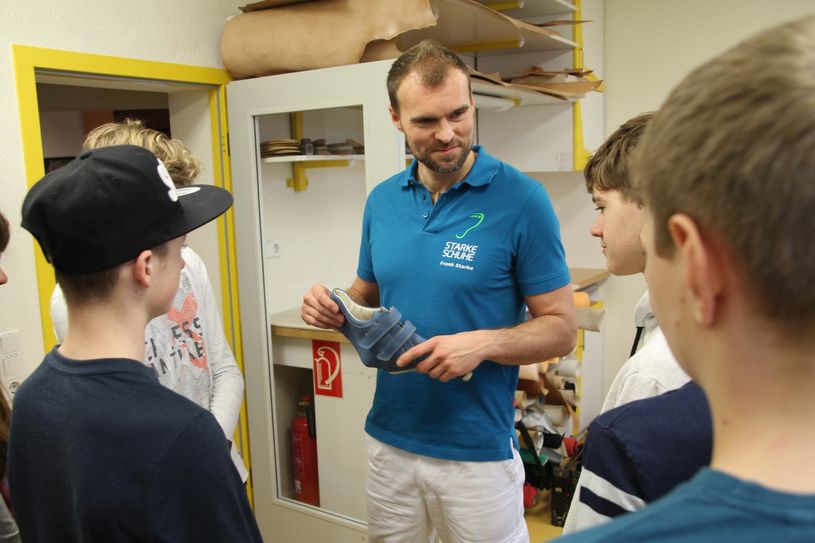 Frank Starke gab Schülern Einblicke in den Beruf des Orthopädieschuhmachers.  Foto: Schramm