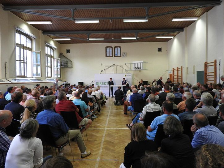 Besser geht's nicht: Die Veranstaltung fand in einer Turnhalle statt, die alles andere als zeitgemäß ist. Sie war auch Thema im Gespräch. Foto: Schramm