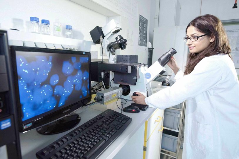 Studentin der Biotechnologie an der BTU Cottbus–Senftenberg bei der Laborarbeit. Foto: Multimediazentrum der BTU Cottbus–Senftenberg.