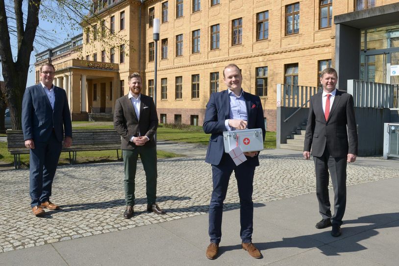 OSL-Landrat Siegurd Heinze (re.) und Aufsichtsratsvorsitzender Alexander Erbert (li.) verabschiedeten jetzt Tobias Vaasen (vorn) und Prof. Dr. Christian Wallwiener (2.v.l.) vom Beratungsunternehmen WMC Healthcare. Foto: Steffen Rasche