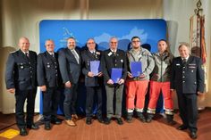 Freude über die Ehrungen (v.l.n.r.): Henry Strasen (stellvertretender Kreisbrandmeister), Lars Göring (stellvertretender Amtsbrandmeister Amt Unterspreewald), Stefan Wichary (LDS-Sozialdezernent), Frank Radke (mit Urkunde), Detlef Pudlitz (mit Urkunde), Steve Liebrecht (mit Urkunde), David Weigel (JUH), Peter Rublack (Vorsitzender des Kreisfeuerwehrverbandes Dahme-Spreewald e. V.).