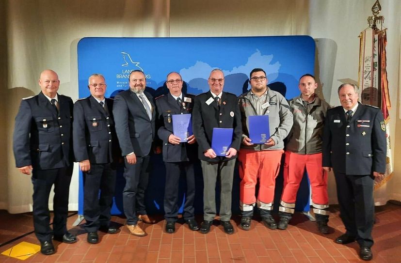 Freude über die Ehrungen (v.l.n.r.): Henry Strasen (stellvertretender Kreisbrandmeister), Lars Göring (stellvertretender Amtsbrandmeister Amt Unterspreewald), Stefan Wichary (LDS-Sozialdezernent), Frank Radke (mit Urkunde), Detlef Pudlitz (mit Urkunde), Steve Liebrecht (mit Urkunde), David Weigel (JUH), Peter Rublack (Vorsitzender des Kreisfeuerwehrverbandes Dahme-Spreewald e. V.).