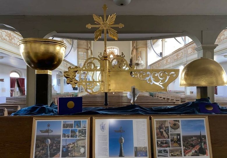 Die neu erstrahlende Turmbekrönung liegt zurzeit in der Nikolaikirche aus. Foto: Rochus Graf zu Lynar