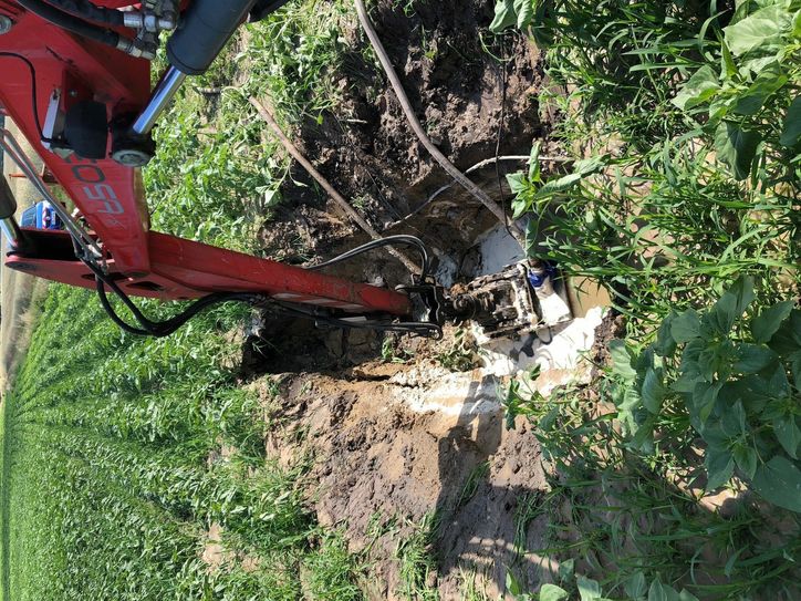 Schwer zu lokalisieren: der Rohrbruch mitten auf einem Feld. Foto: LWG