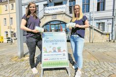 Madlen Raupach (links) und Christina Tetzelt präsentieren den neuen Ferien(s)pass.
