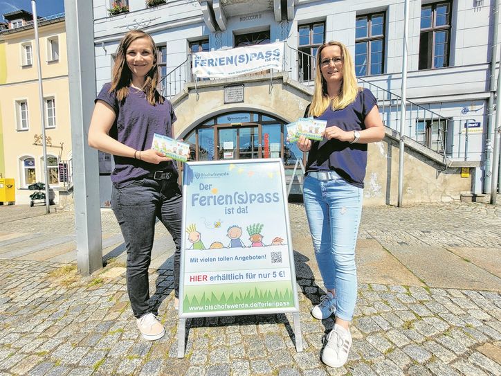 Madlen Raupach (links) und Christina Tetzelt präsentieren den neuen Ferien(s)pass.