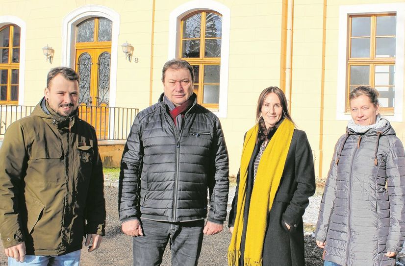 Die AZV-Mitarbeiter Frank Jaczkowski (links) und Stefanie von Skrbensky (rechts) zusammen mit dem Verbandsvorsitzenden Bernd Kalkbrenner und der neuen Geschäftsführerin Petra Hänsch.