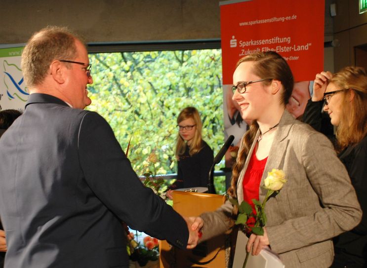 Thomas Hettwer, Mitglied des Vorstandes der Sparkassenstiftung „Zukunft Elbe-Elster-Land“ gratulierte Regionalpreisträgerin Henriette Barth (Blockflöte) aus Bad Liebenwerda. Foto: Pressestelle Kreisverwaltung