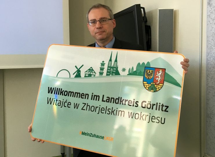 Thomas Gampe, Beigeordneter des Landrates, zeigt eines der neuen Schilder. Foto: Keil