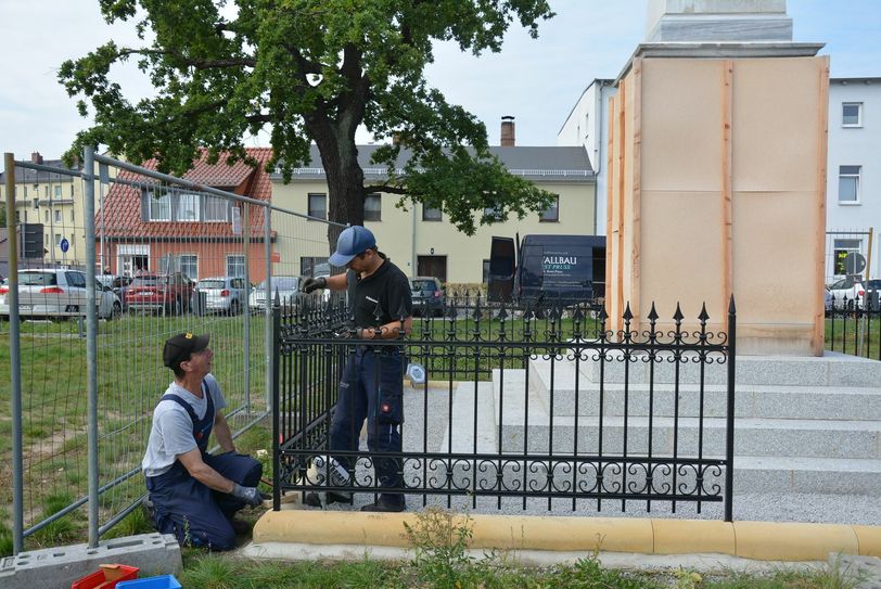 Der historischer Metallzaun wurde am Denkmal aufgestellt. Fotos:db