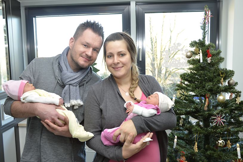 Franziska und Roman Koryzna mit ihren Zwillingen Maya und Mayla. Foto: Oberlausitz-Kliniken gGmbH
