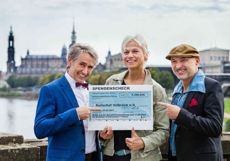 Thomas Schuch, Marietta Thien vom Kulturhof Velbrück, und Michael Winkler (v.l.) Foto: Elisaweta Schuch-Wiens