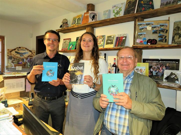 Tobias Zschieschick, Carolin Eberhardt, Referentin des TWSD-Vorstandsvorsitzenden, und Thomas Delling, Mitglied im TWSD-Aufsichtsrat sowie Aufsichtsratsvorsitzender der Krabatmühle Schwarzkollm GmbH bei der Übergabe der Publikationen. Foto: Silke Richter