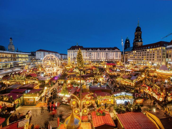 So sah der Striezelmarkt bis 2019 aus. Dann kam Corona und Ausfall im Jahr 2020. Dieses Jahr soll der 587. Striezelmarkt eigentlich stattfinden - mit weniger Buden sowie Flanier- und Verweilzonen. Ob es tatsächlich so kommt? Foto: Jörn Wolf/Archiv