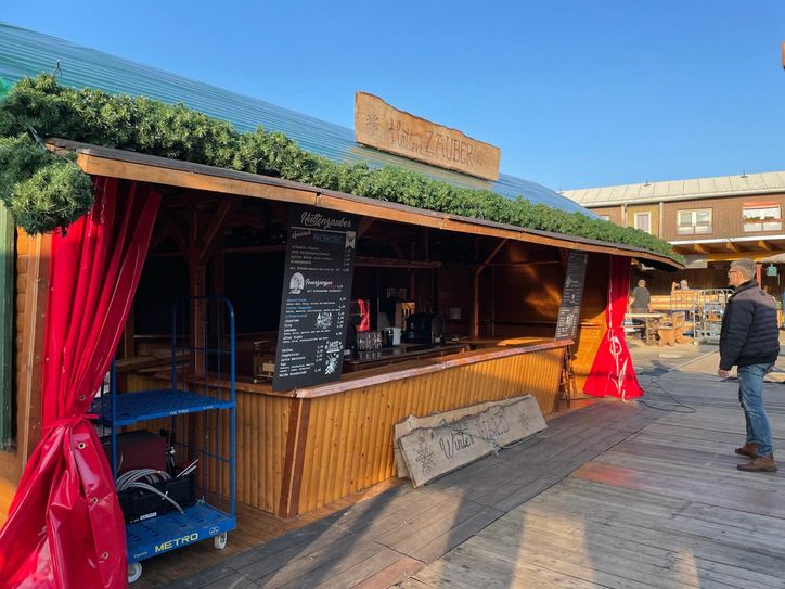 Am »Hüttenzauber« gibt es viele leckere, winterliche Getränke wie z.B. den eigens von der Almhütte kreierten Glühwein-Caipi. Foto: Simons