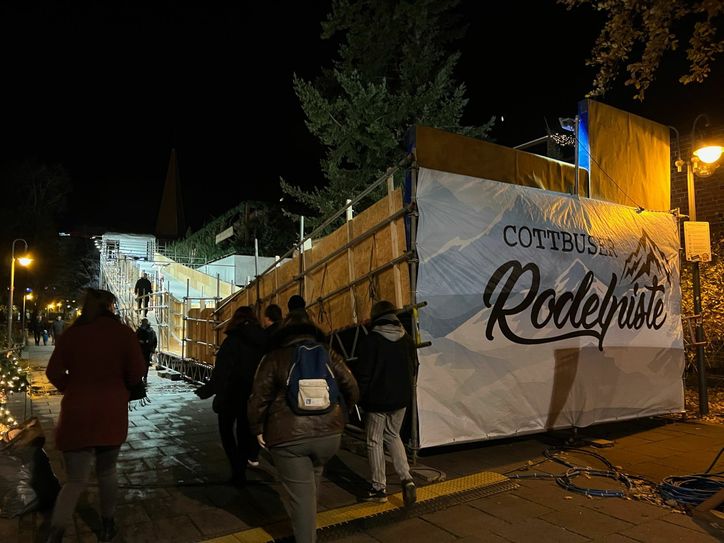 Von 11 bis 21 Uhr kann in Cottbus neben der Almhütte jetzt gerodelt werden. Foto: Larissa Eichholz