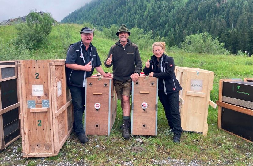Am Helikopterstartplatz (v.l.n.r.): Tierparkdirektor Dr. Sven Hammer, Initiator Christian Weiss und Kuratorin Catrin Hammer.
