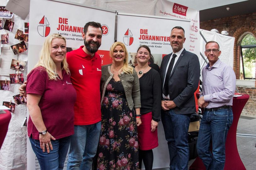 Gemeinsam für Trauerarbeit, von links: Yvonne Neidt – Chortissimo Dresden, Danilo Schulz – Pressebeauftragter der Johanniter in Dresden, Moderatorin Gabriele Kaul, Projektkoordinatorin des Kinder und-Jugendtrauerzentrums Lacrima Frau Manuela Kurzke, Regionalvorstand der Johanniter im Regionalverband Dresden Carsten Herde und Denis Papperitz, Projektleiter bei den Johannitern und Projektinitiator für Lacrima in Dresden. Foto: Ö-Grafik / S.Kunze