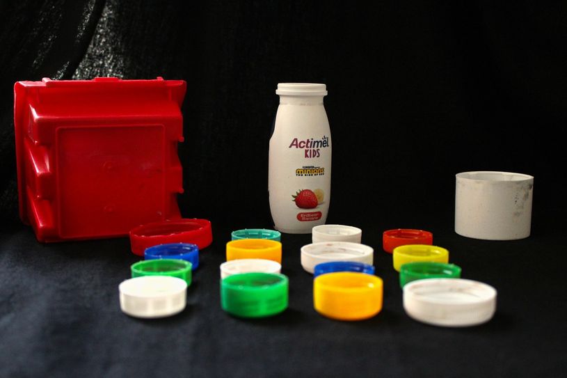Ein paar Beispiele für Kunststoff, der im Makerspace wiederverwendet werden kann. Benötigt werden Kunststoffe der Sorten PP und HDPE. Foto: Evi Hoffmann