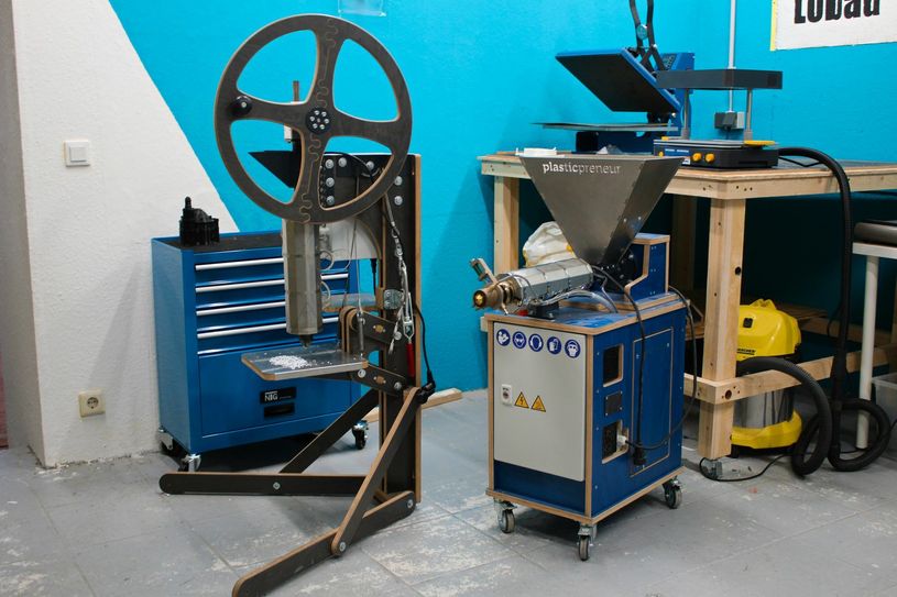 Blick in die im vergangenen Jahr entstandene Recyclingwerkstatt mit verschiedenen Kunststoffmaschinen wie einer Spritzgussmaschine und einem Extruder. Foto: Evi Hoffmann